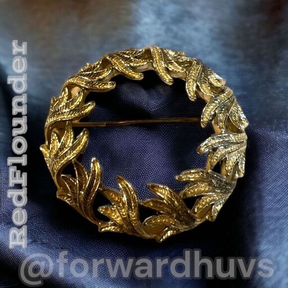 Brass-Toned Wreath Shaped Brooch - Vintage Nostalgia - Picture 4 of 11